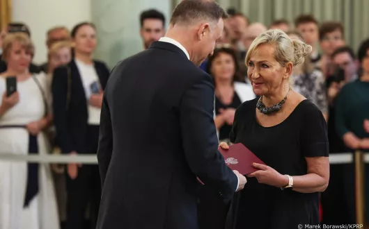 Prezydent RP Andrzej Duda wręczajacy nominację profesorską Katarzynie Grabowskiej